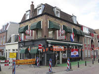906958 Gezicht op het 'oranje versierde' café Ouwe Dikke Dries (Waterstraat 32) op de hoek van de Willemstraat in Wijk ...